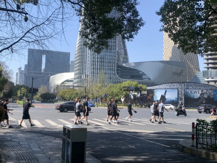  心态放松，有网友拍到澳大利亚队早上在万象城citywalk